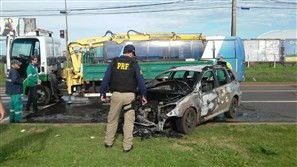 Dois acidentes e um carro incendiado na pista na BR-376 mobilizaram equipes da PRF nesta terça-feira (23)